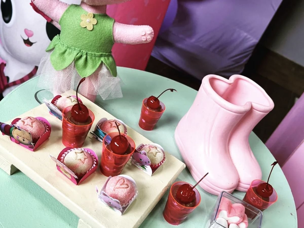 Mesa de doces de festa montada pela Le Confeitaria em Itu